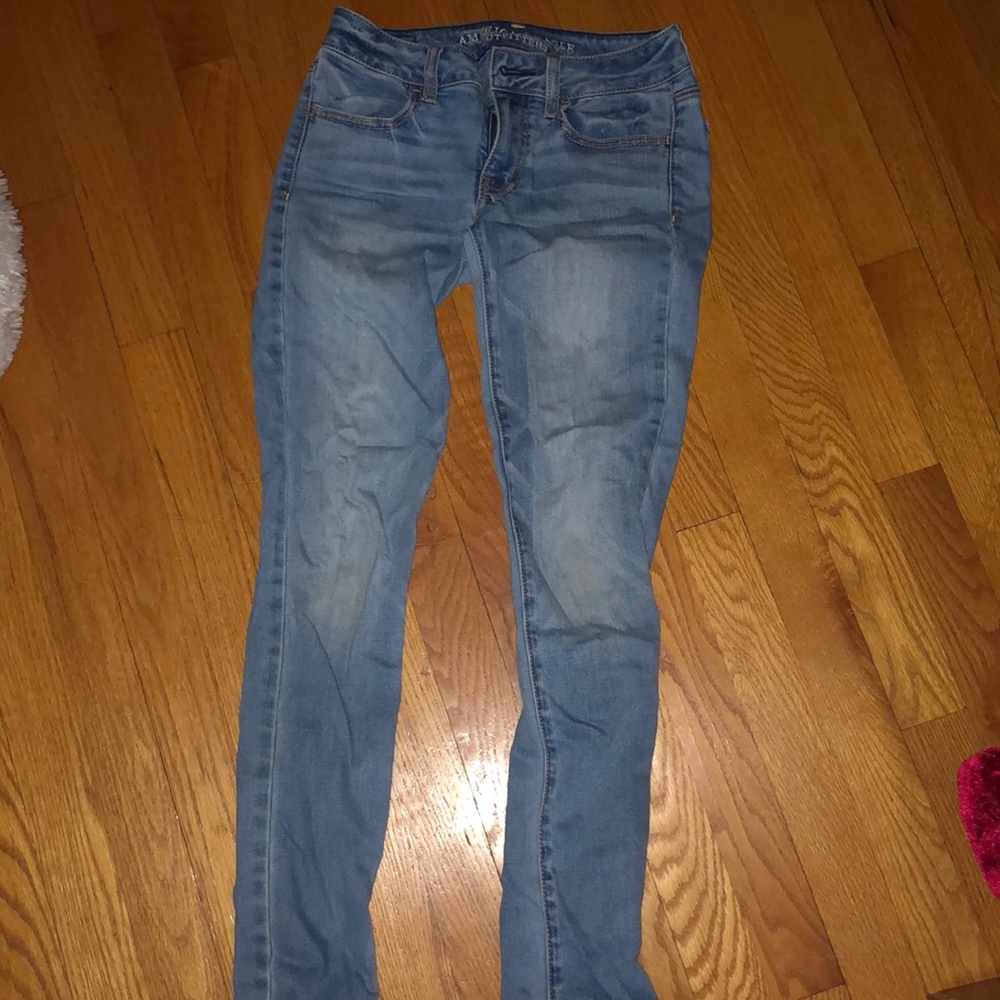 American Eagle light washed blue jeans